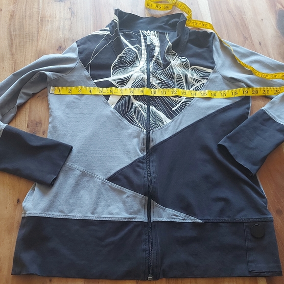 Schwiing Full zip athletic jacket. Black/ gray sweater, size L - Picture 9 of 10